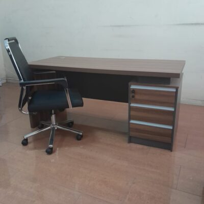 1.6M Standard Desk