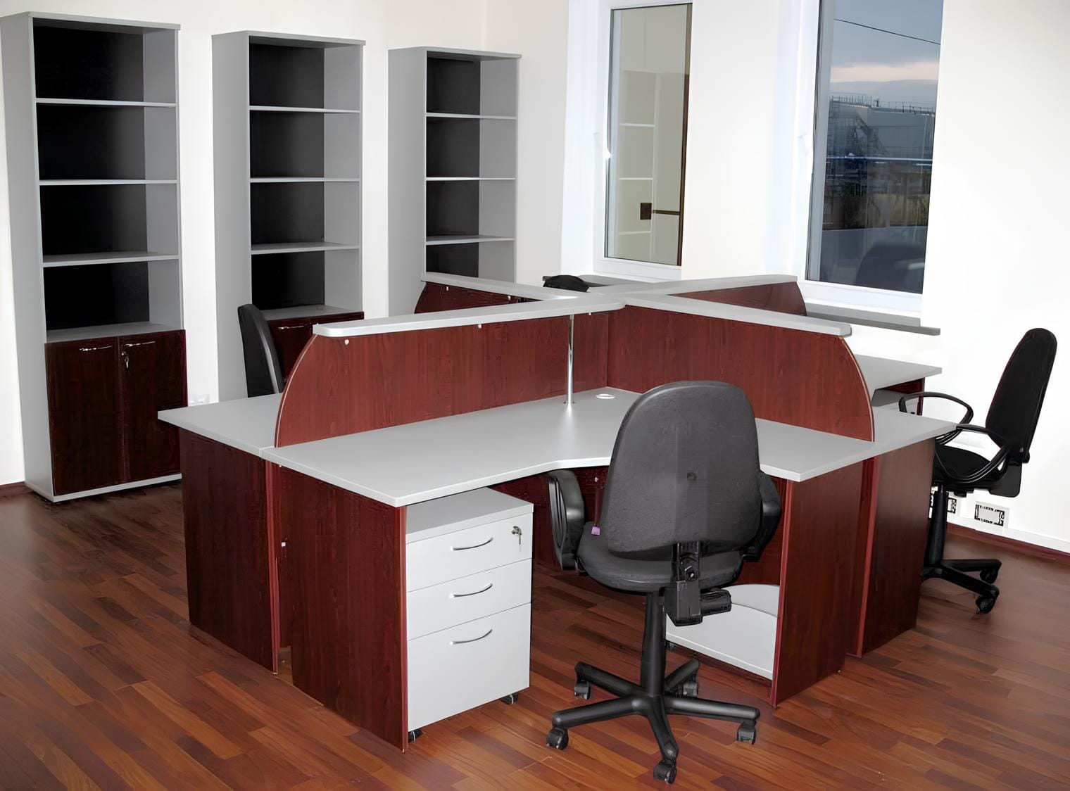 Modern 4-Seater Workstation (Model 732)
